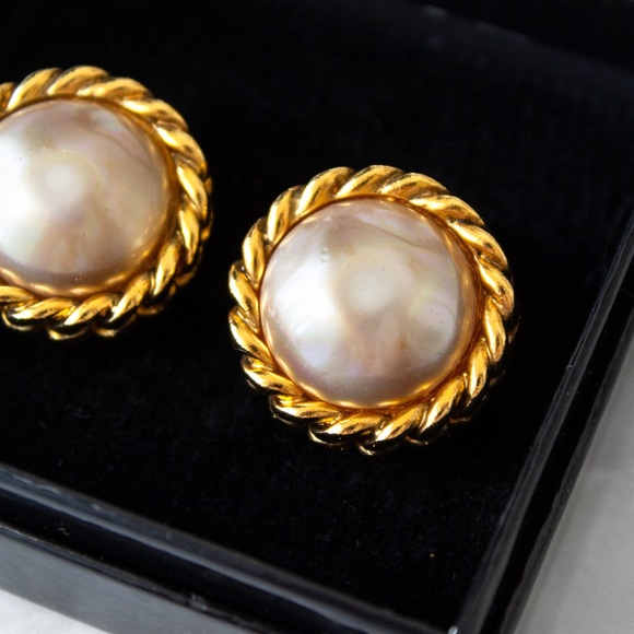Chanel Vintage 1980s White Pearl 18K Gold-Plated Chain Clip On Earrings - Picture 5 of 9